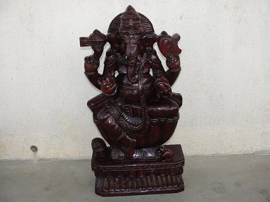 Wood Handicraft — wood carving India